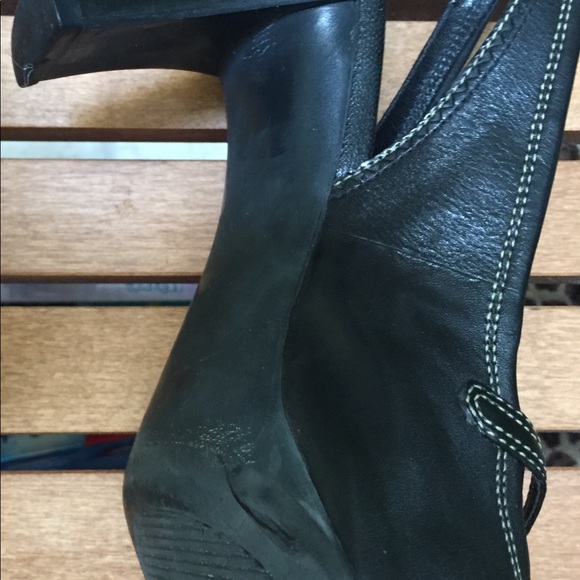 Shoes - Picture 6 of 8